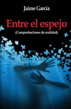 Paperback Entre el espejo: Comprobaciones de realidad [Spanish] Book