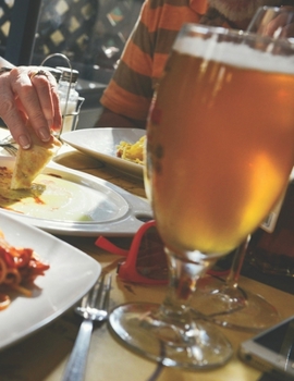 Bier Tasting Buch: Dein pers�nliches Verkostungsbuch zum selber ausf�llen ♦ f�r �ber 100 verschiedene Bier Sorten, Craft Beer, Pils, Pale Ale oder IPA ♦ Gro�z�giges A4+ Format ♦ Motiv: Bier Dinner