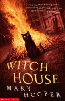Paperback Witch House (Mary Hooper's Haunted) Book