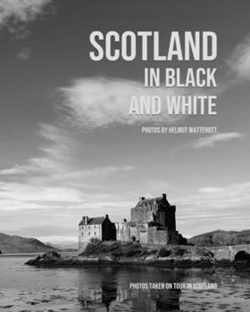 Paperback Scotland in black and white Book