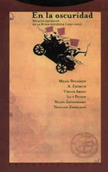 Paperback En la oscuridad: Relatos satíricos en la Rusia soviética (1920-1930) [Spanish] Book