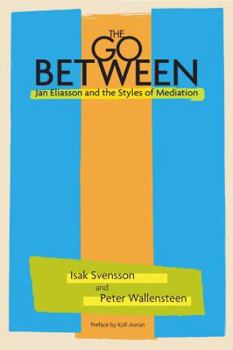 Paperback The Go-Between: Jan Eliasson and the Styles of Mediation Book