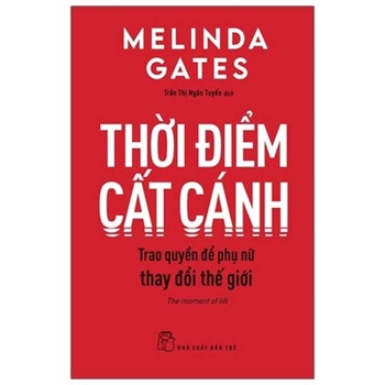 Paperback The Moment of Lift: How Empowering Women Changes the World [Vietnamese] Book