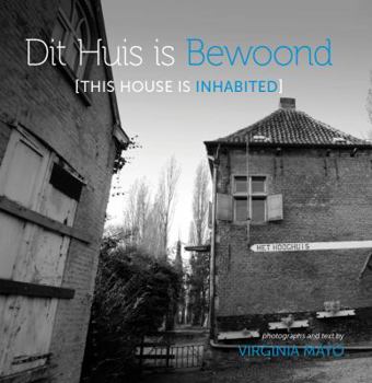 Paperback Dit Huis is Bewoond [This House is Inhabited] Book