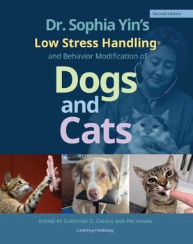 Paperback Dr. Sophia Yin’s Low Stress Handling® and Behavior Modification of Dogs and Cats Second Edition [Paperback] Dr. Sophia Yin; 9780991495399 and 9780964151840 Book