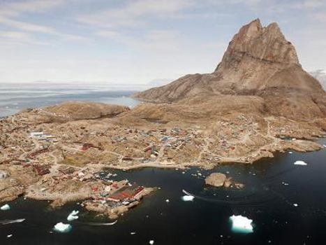 Hardcover Between Sea and Glacier: Greenland in a Changing World Book