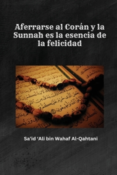 Paperback Aferrarse al Corán y la Sunnah es la esencia de la felicidad [Spanish] Book