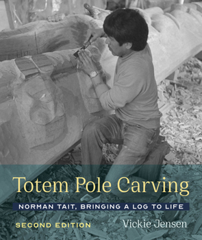 Paperback Totem Pole Carving: Norman Tait, Bringing a Log to Life Book