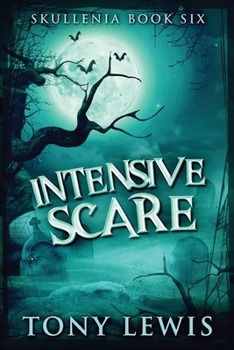 Paperback Intensive Scare [Large Print] Book