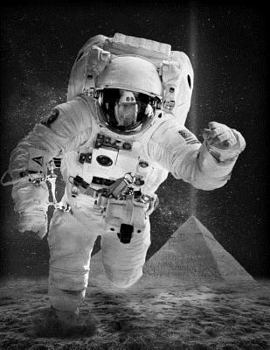 Paperback Space Pyramids Notebook: 8.5 X 11 202 College Ruled Pages Book