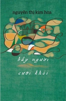 Paperback Seven People Laughing Through Smoke [Vietnamese] Book