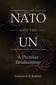 Paperback NATO and the UN: A Peculiar Relationship Book