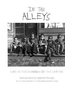 Hardcover In the Alleys: Kids in the Shadow of the Capitol Book