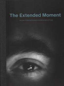 Hardcover The Extended Moment: Fifty Years of Collecting Photographs at the National Gallery of Canada [French] Book