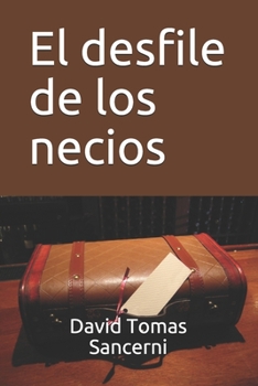 Paperback El desfile de los necios [Spanish] Book