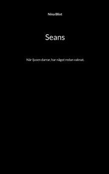 Seans: När ljusen darrar, har något redan vaknat.