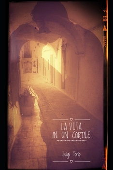 Paperback La vita in un cortile [Italian] Book