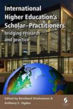 Paperback International Higher Education's Scholar-Practitioners: bridging research and practice Book