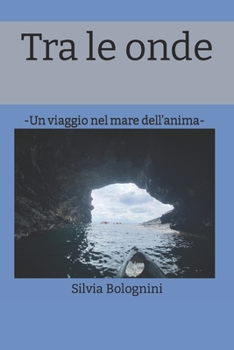 Paperback Tra le onde: Un viaggio nel mare dell'anima [Italian] Book