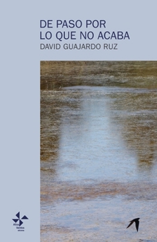 Paperback De paso por lo que no acaba [Spanish] Book