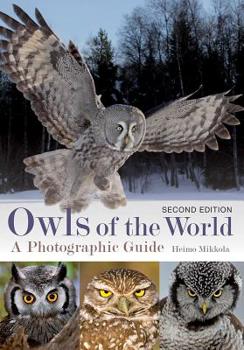 Paperback Owls of the World: A Photographic Guide Book