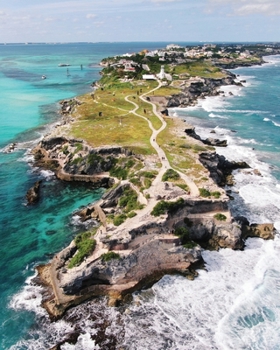 Paperback 2020 Isla Mujeres Paradise Planner: Beautiful Punta Sur Photograph Cover. 1 Year Planner, 8 x 10 Format. Work, Travel, School, Home Organizer. Daily W Book