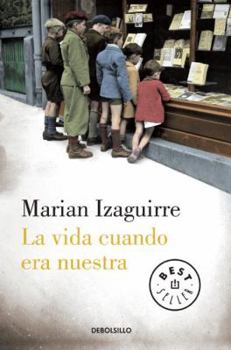 Paperback La Vida Cuando Era Nuestra [Spanish] Book