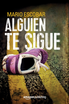 Paperback Alguien Te Sigue [Spanish] Book