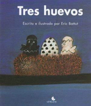 Paperback Tres Huevos [Spanish] Book