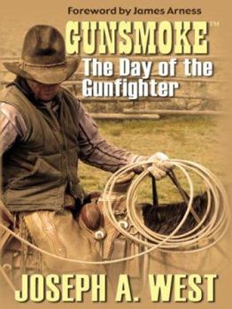 Paperback Gunsmoke: The Day of the Gunfi [Large Print] Book