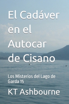 Paperback El Cadáver en el Autocar de Cisano: Los Misterios del Lago de Garda 15 [Spanish] Book
