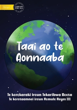 Paperback The Sun And The Earth - Taai ao te Aonnaaba (Te Kiribati) [Miscellaneous] Book