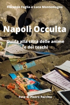 Paperback Napoli Occulta: Guida alla città delle anime e dei teschi [Italian] Book