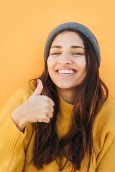 Paperback Young Woman Giving Thumbs Up: To Do List Notebook, Planner and Daily Task Manager with Checkboxes Book