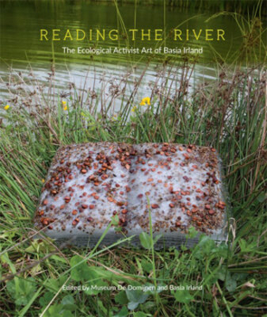 Paperback Reading the River: The Ecological Activist Art of Basia Irland Book