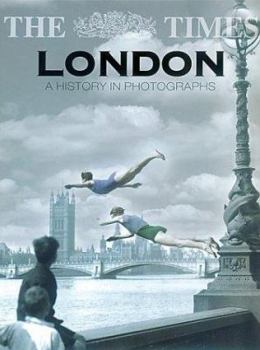 Paperback The Times London: A History in Photographs Book