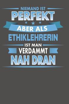 Paperback Niemand Ist Perfekt Aber Als Ethiklehrerin Ist Man Verdammt Nah Dran: Praktischer Wochenplaner für ein ganzes Jahr - 15x23cm (ca. DIN A5) [German] Book