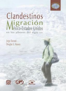 Paperback Clandestinos: Migracion Mexico-Estados Unidos en los Albores del Siglo XXI [Spanish] Book