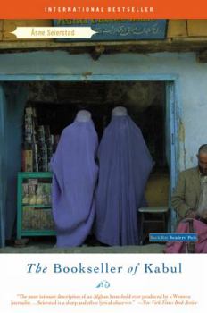 Paperback The Bookseller of Kabul Book