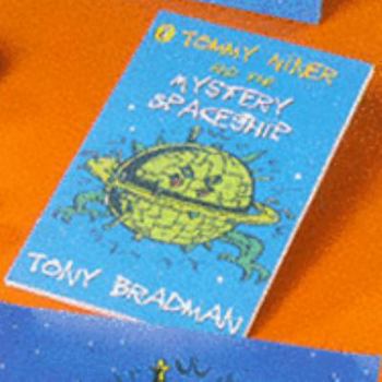 Paperback Tommy Niner and the Mystery Spaceship: Unidentified Flying Object Bag (Puffin Science Fi Book Bags S.) Book