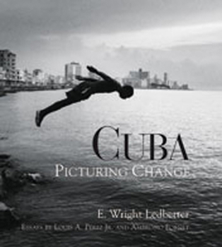 Hardcover Cuba: Picturing Change Book