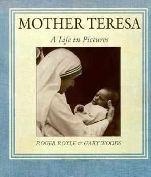 Paperback Mother Teresa: A Life in Pictures Book