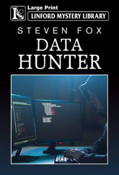 Paperback Data Hunter [Large Print] Book
