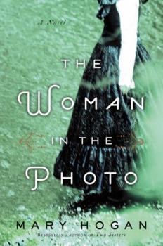 Paperback The Woman in the Photo Book