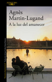 Paperback a la Luz del Amanecer / By the Light of Dawn [Spanish] Book
