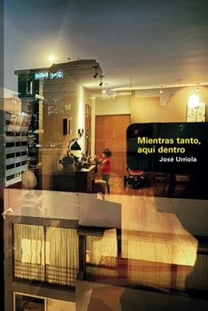Paperback Mientras tanto, aquí dentro [Spanish] Book
