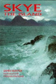 Paperback Skye: The Island Book