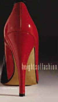 Paperback Heights of Fashion: A History of the Elevated Shoe Book