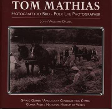 Paperback Tom Mathias, ffotograffydd bro / Tom Mathias, folk life photographer (Welsh Edition) Book