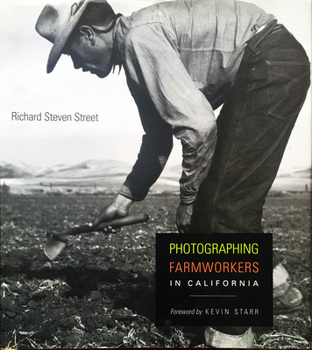 Hardcover Photographing Farmworkers: In California Book